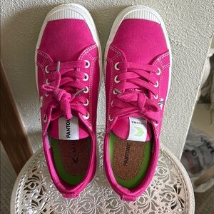 Cariuma Pantone Hot Pink Canvas Sneakers- size 9